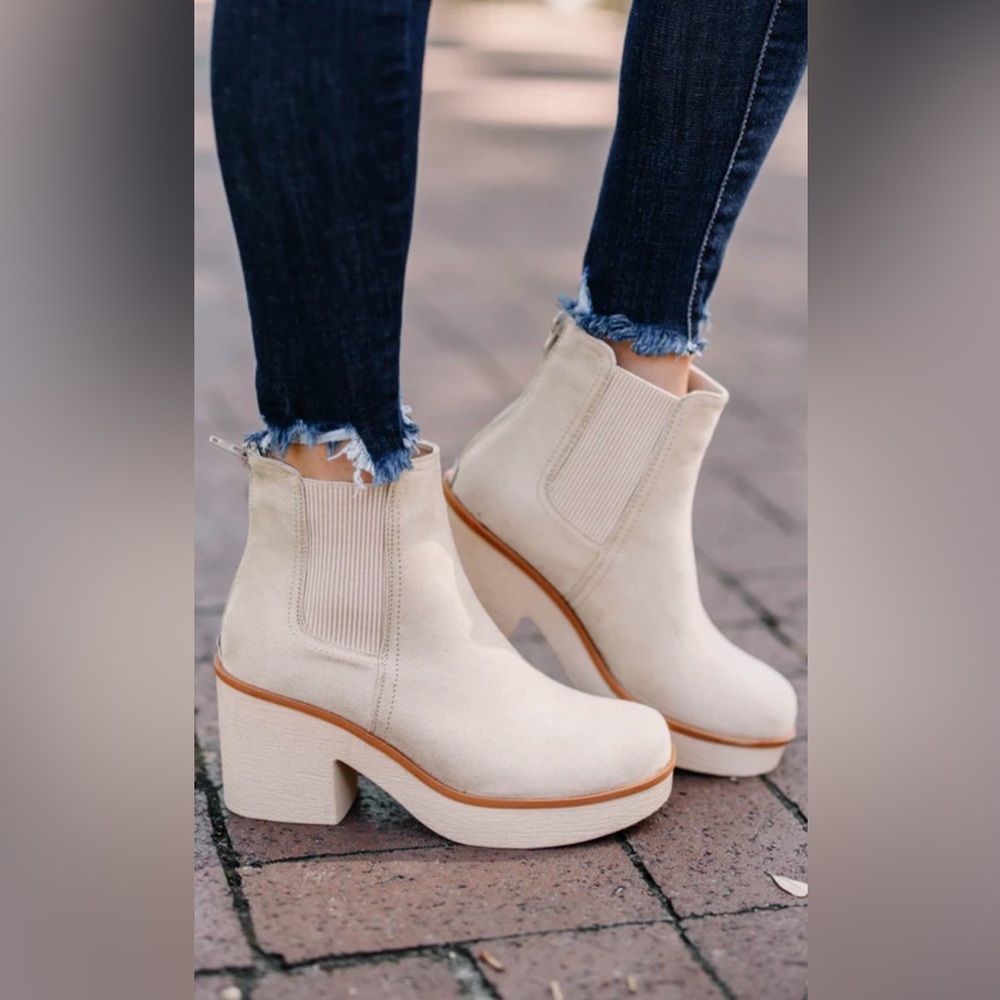 Pierre Dumas Wheat Brown Chunky Heel Booties Size 9